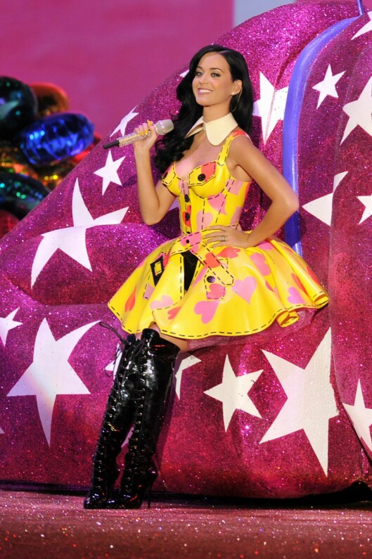 IKKE I UNDERTØY: Katy Perry opptrådde på moteshowet. Foto: All Over Press IKKE I UNDERTØY: Katy Perry opptrådde på moteshowet. Foto: All Over Press