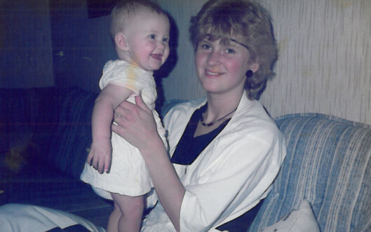 UNG MOR: En svært ung mamma med en blid Stine i sofaen. Foto: Privat UNG MOR: En svært ung mamma med en blid Stine i sofaen. Foto: Privat