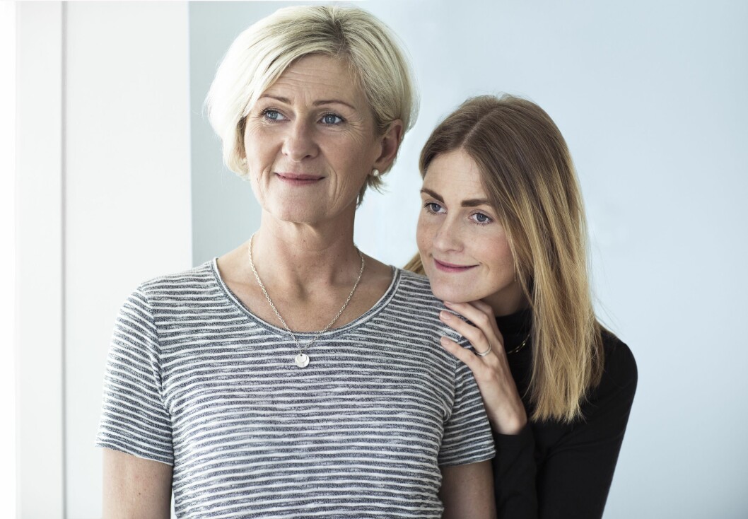 ÅPENHET: Lise forteller at åpenhet alltid har vært viktig i familien. Stine er enig. – Jeg har vært åpen med alle vennene mine om at mamma var narkoman, sier hun. Foto: Astrid Waller ÅPENHET: Lise forteller at åpenhet alltid har vært viktig i familien. Stine er enig. – Jeg har vært åpen med alle vennene mine om at mamma var narkoman, sier hun. Foto: Astrid Waller