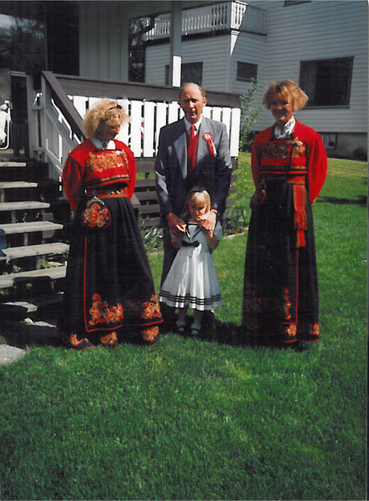 NASJONALDAG: Stine på 17. mai med mamma og besteforeldrene. Foto: Privat NASJONALDAG: Stine på 17. mai med mamma og besteforeldrene. Foto: Privat