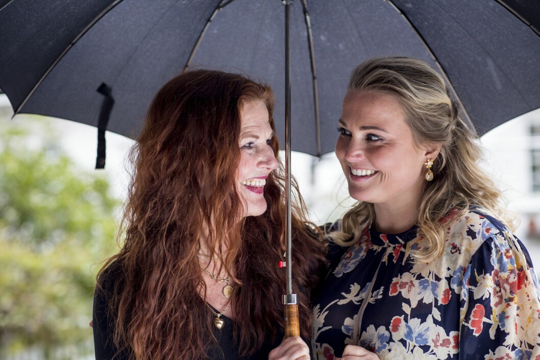 GROV HUMOR: Helene mener humoren hennes er så grov at den grenser til slem.
– Ikke slem, Helene, retter mamma Elen.
– Jo, sier Helene. – Det kan fort bli for grovt. Foto: Charlotte Wiig GROV HUMOR: Helene mener humoren hennes er så grov at den grenser til slem.
– Ikke slem, Helene, retter mamma Elen.
– Jo, sier Helene. – Det kan fort bli for grovt. Foto: Charlotte Wiig