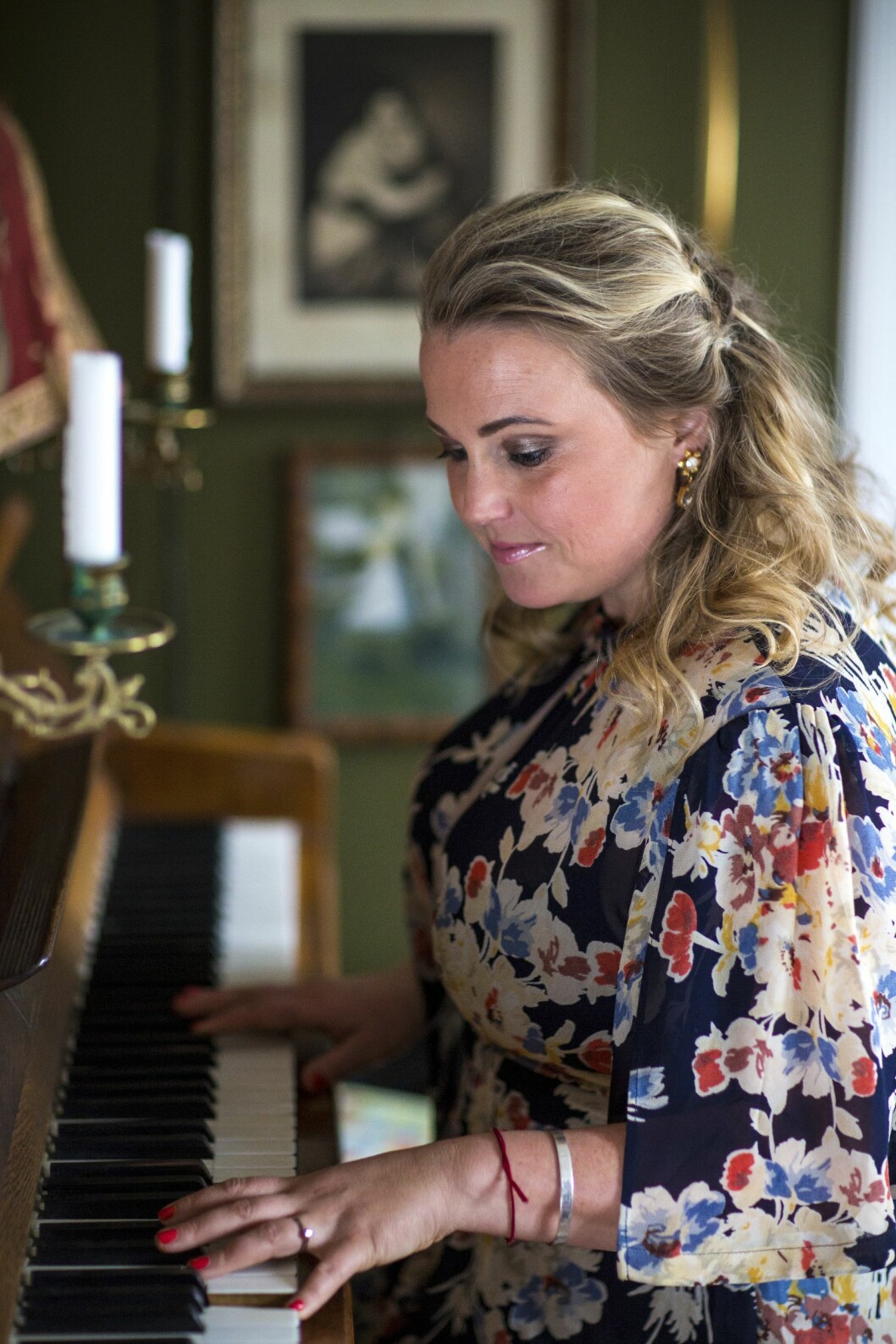 GOD ATMOSFÆRE: Helene mener morens hus i Kristiansand har et fantastisk interiør. Men mest av alt liker hun den rause atmosfæren: – Alle leker og instrumenter er i bruk. Og det gjør ikke noe om et glass knuses. Foto: Charlotte Wiig GOD ATMOSFÆRE: Helene mener morens hus i Kristiansand har et fantastisk interiør. Men mest av alt liker hun den rause atmosfæren: – Alle leker og instrumenter er i bruk. Og det gjør ikke noe om et glass knuses. Foto: Charlotte Wiig