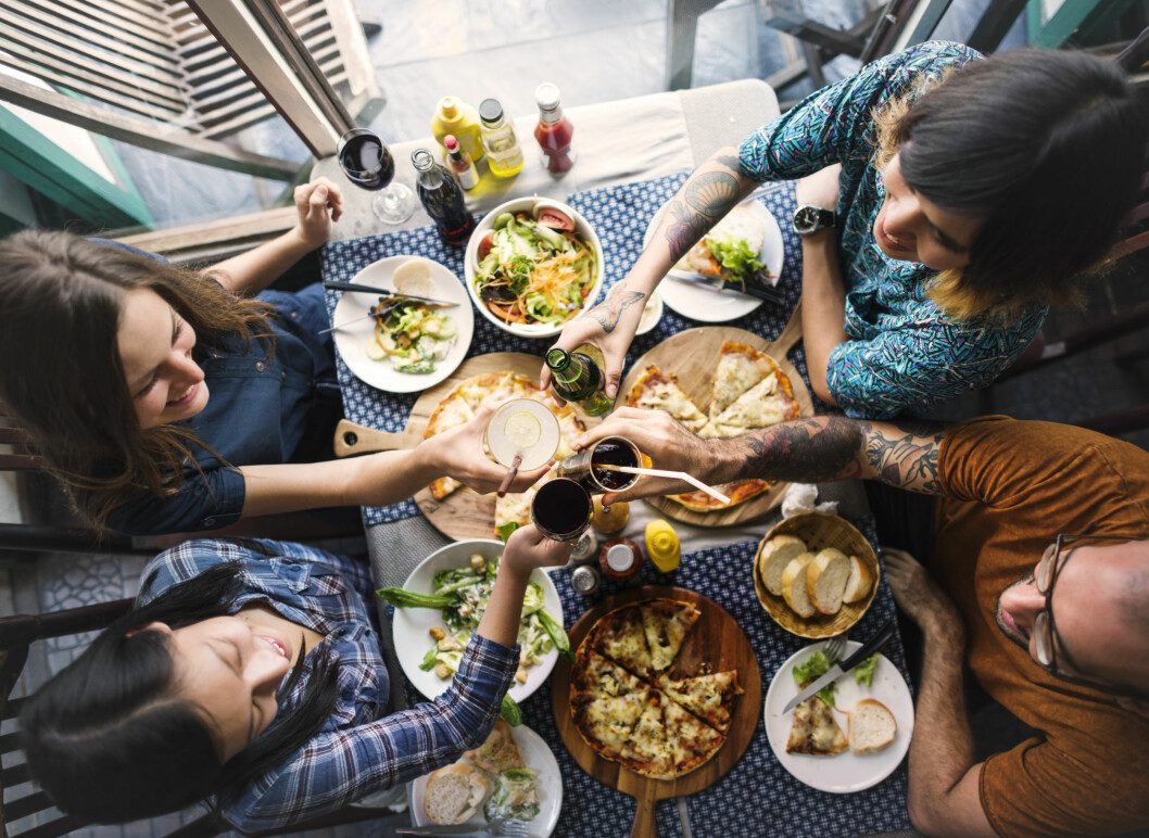 HYGGE: Man kan selvsagt spise foran tv-en av og til, men til vanlig er det best å nyte måltidene ved et spisebord sammen med familien. Foto: Rawpixel.com / Shutterstock / NTB scanpix HYGGE: Man kan selvsagt spise foran tv-en av og til, men til vanlig er det best å nyte måltidene ved et spisebord sammen med familien. Foto: Rawpixel.com / Shutterstock / NTB scanpix