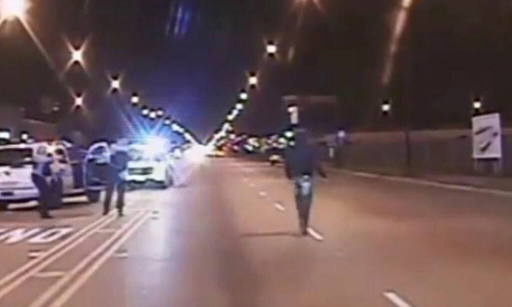image: Her blir 17-åringen skutt 16 ganger av Chicago-politiet. Nå er tre politimenn tiltalt for å ha dekket over drapet