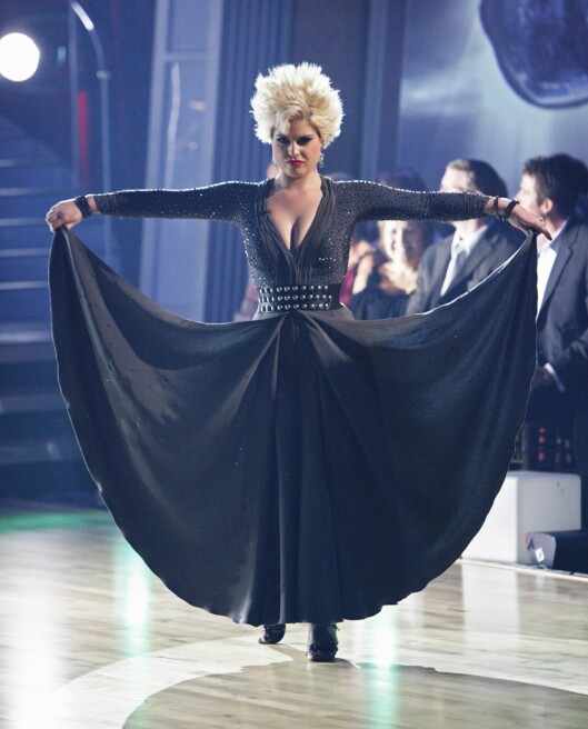 DANSER PÅ TV: Kelly Osbourne er med på USAs versjon av «Skal vi Danse». Her i full sving med paso doble. Foto: All Over Press DANSER PÅ TV: Kelly Osbourne er med på USAs versjon av «Skal vi Danse». Her i full sving med paso doble. Foto: All Over Press