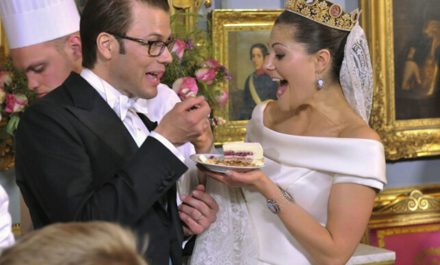 DEN STORE DAGEN: Kronprinsesse Victoria og prins Daniel skjærer opp bryllupskaken på Stockholms slott i 2010. Foto: Jonas Ekströmer / NTB scanpix DEN STORE DAGEN: Kronprinsesse Victoria og prins Daniel skjærer opp bryllupskaken på Stockholms slott i 2010. Foto: Jonas Ekströmer / NTB scanpix