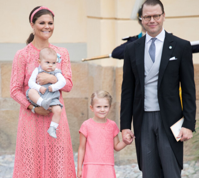FIN FAMILIE: Kornprinsesse Victoria, prins Daniel og barna deres, prins Oscar og prinsesse Estelle, avbildet i dåpen til prins Alexander - sønnen til prins Carl Philip og prinsesse Sofia - høsten 2016. Foto: Splash News/ NTB scanpix FIN FAMILIE: Kornprinsesse Victoria, prins Daniel og barna deres, prins Oscar og prinsesse Estelle, avbildet i dåpen til prins Alexander - sønnen til prins Carl Philip og prinsesse Sofia - høsten 2016. Foto: Splash News/ NTB scanpix