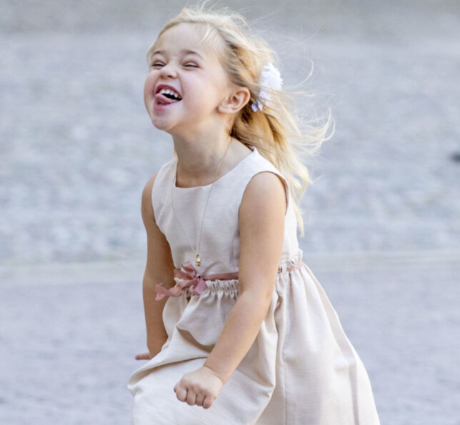 GEIPET: Prinsessen hadde på seg en lyserosa kjole og matchet det med en geip til kameraet. Foto: NTB Scanpix GEIPET: Prinsessen hadde på seg en lyserosa kjole og matchet det med en geip til kameraet. Foto: NTB Scanpix
