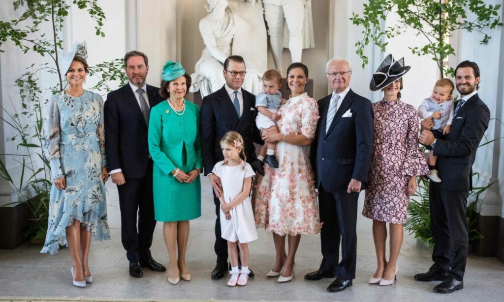 KONGEFAMILIEN: Hele familien var samlet til fotografering, bortsett fra Leonore og broren Nicolas. Foto: NTB Scanpix KONGEFAMILIEN: Hele familien var samlet til fotografering, bortsett fra Leonore og broren Nicolas. Foto: NTB Scanpix