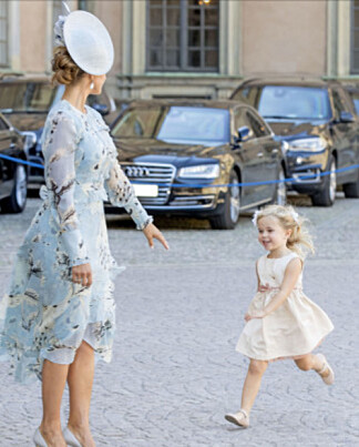 LØP TIL MAMMA: Leonore var ikke vanskelig å be da mamma Madeleine ba henne komme. Foto: NTB Scanpix LØP TIL MAMMA: Leonore var ikke vanskelig å be da mamma Madeleine ba henne komme. Foto: NTB Scanpix