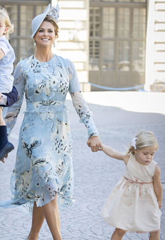 PÅ VEI TIL KIRKEN: Prinsesse Madeleine og prinsesse Leonore. Foto: NTB Scanpix PÅ VEI TIL KIRKEN: Prinsesse Madeleine og prinsesse Leonore. Foto: NTB Scanpix