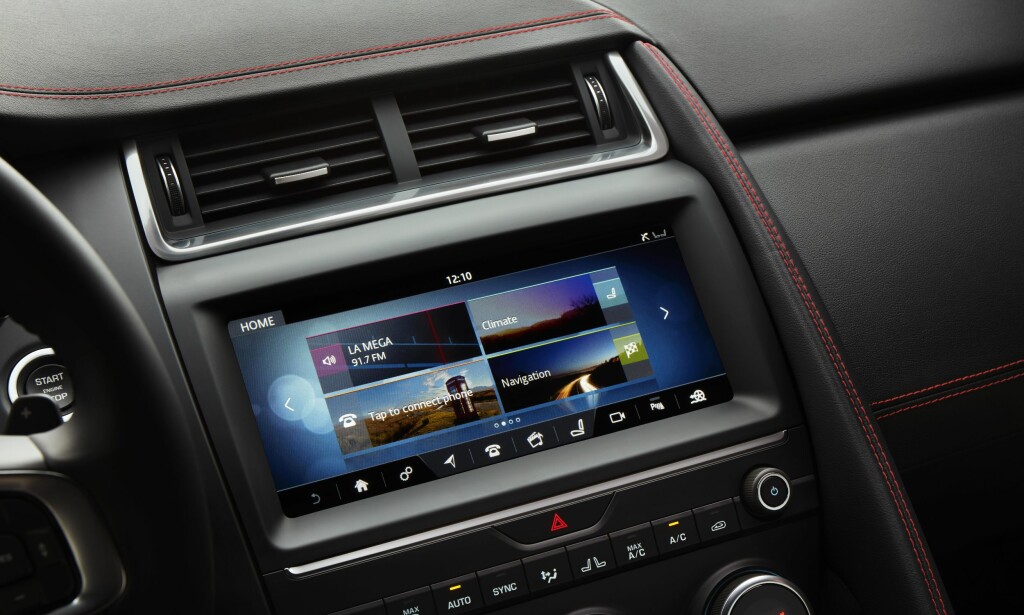 STOR SKJERM: E-Pace kommer med det siste innen multimedia-løsninger og 10-tommers berøringsskjerm. Foto: Jaguar STOR SKJERM: E-Pace kommer med det siste innen multimedia-løsninger og 10-tommers berøringsskjerm. Foto: Jaguar