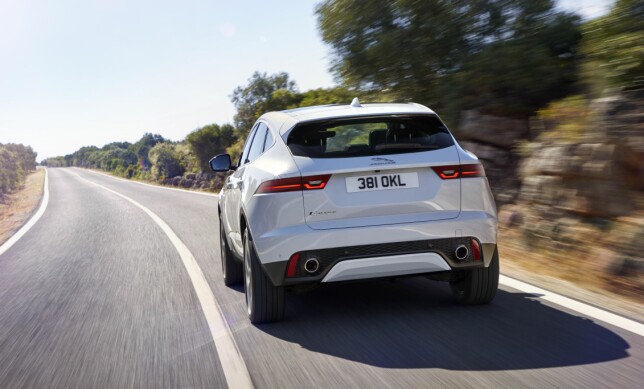 MER SUV: Med skliplate og høyreist hekk, ser E-Pace mer SUV-aktig ut bakfra. Foto: Jaguar MER SUV: Med skliplate og høyreist hekk, ser E-Pace mer SUV-aktig ut bakfra. Foto: Jaguar