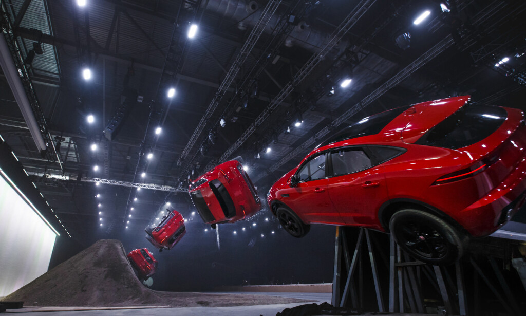 ORIGINAL LANSERING: Her setter Jaguar ny verdensrekord i såkalt barrel roll for produksjonsbiler med den splitter nye kompaktsuven E-Pace. Foto: Jaguar ORIGINAL LANSERING: Her setter Jaguar ny verdensrekord i såkalt barrel roll for produksjonsbiler med den splitter nye kompaktsuven E-Pace. Foto: Jaguar