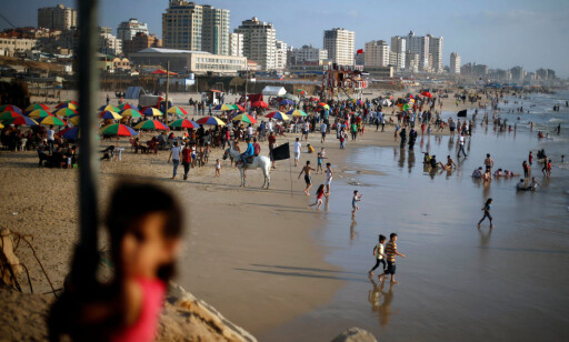 SOMMERIDYLL. ELLER? Palestinere i Gaza på stranda på en av de alltid varme sommerdagene denne måneden. I motsetning til i Norge, er du garantert minimum 30 grader daglig, som oftest nærmere 40. Når elektrisiteten er fraværende - og drikkevannet likeså - føles livet til de rundt to millioner innesperrede menneskene forferdelig. Foto: Mohammed Salem / Reuters / Scanpix SOMMERIDYLL. ELLER? Palestinere i Gaza på stranda på en av de alltid varme sommerdagene denne måneden. I motsetning til i Norge, er du garantert minimum 30 grader daglig, som oftest nærmere 40. Når elektrisiteten er fraværende - og drikkevannet likeså - føles livet til de rundt to millioner innesperrede menneskene forferdelig. Foto: Mohammed Salem / Reuters / Scanpix