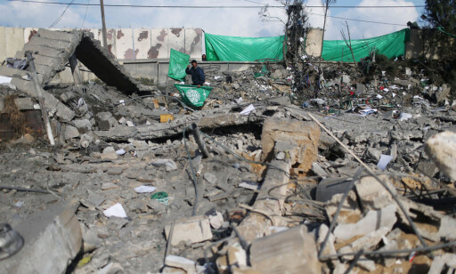 BOMBES JEVNLIG: En palestinsk mann holder et Hamas-flagg mens han går rundt og inspiserer ruinene etter et israelsk bombeangrep tidligere i år. Den overbefolkede stripen bombes jevnlig. Foto: Ibraheem Abu Mustafa / Reuters / Scanpix BOMBES JEVNLIG: En palestinsk mann holder et Hamas-flagg mens han går rundt og inspiserer ruinene etter et israelsk bombeangrep tidligere i år. Den overbefolkede stripen bombes jevnlig. Foto: Ibraheem Abu Mustafa / Reuters / Scanpix