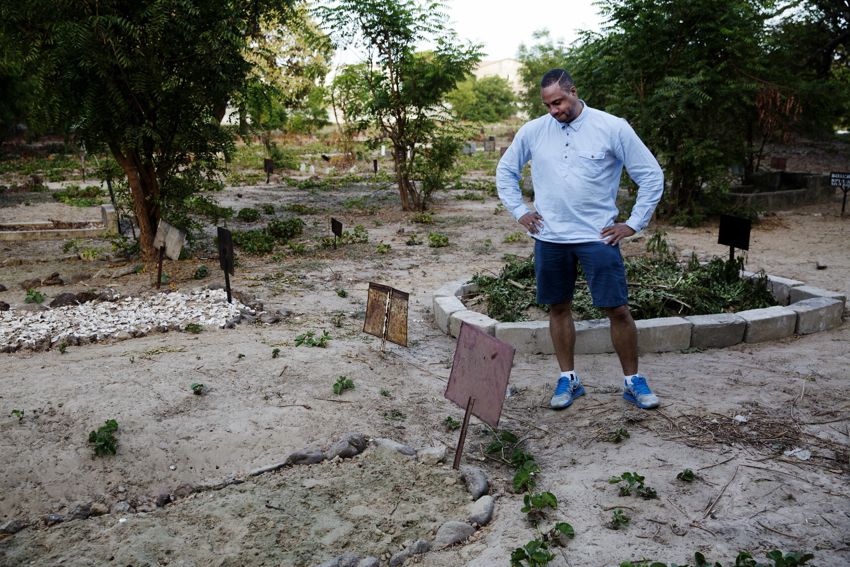 BANJUL, GAMBIA: Dave Rene Olsen er ved farens grav i Gambias hovedstad Banjul. Etter at faren Baboucar Ndure døde er det påstander om giftdrap, forsikringsbedrageri, trygdesvindel, juks med DNA-test, sharia-ekteskap via telefon og til slutt en bitter arvestrid om millionverdier. Foto: Henning Lillegård / Dagbladet. BANJUL, GAMBIA: Dave Rene Olsen er ved farens grav i Gambias hovedstad Banjul. Etter at faren Baboucar Ndure døde er det påstander om giftdrap, forsikringsbedrageri, trygdesvindel, juks med DNA-test, sharia-ekteskap via telefon og til slutt en bitter arvestrid om millionverdier. Foto: Henning Lillegård / Dagbladet.