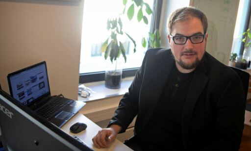 PROTESTERER: Erik Waatland er vaktsjef og journalist i Medier24. Han protesterer mot falske profiler på Facebook. Foto: Gard L. Michalsen PROTESTERER: Erik Waatland er vaktsjef og journalist i Medier24. Han protesterer mot falske profiler på Facebook. Foto: Gard L. Michalsen