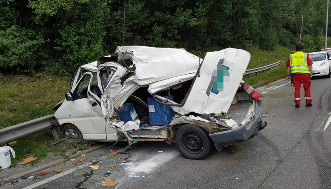 <strong>- STORT SKADEPOTENSIAL:</strong> Politiet mener store personskader ble unngått ved at mannen gikk ut av bilen og tok seg opp i skråninga. Foto: Privat <strong>- STORT SKADEPOTENSIAL:</strong> Politiet mener store personskader ble unngått ved at mannen gikk ut av bilen og tok seg opp i skråninga. Foto: Privat