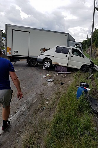 <strong>KLØYVET:</strong> Den parkerte bilen i veiskulderen ble nærmest kløyvet av lastebilen. Foto: Privat <strong>KLØYVET:</strong> Den parkerte bilen i veiskulderen ble nærmest kløyvet av lastebilen. Foto: Privat