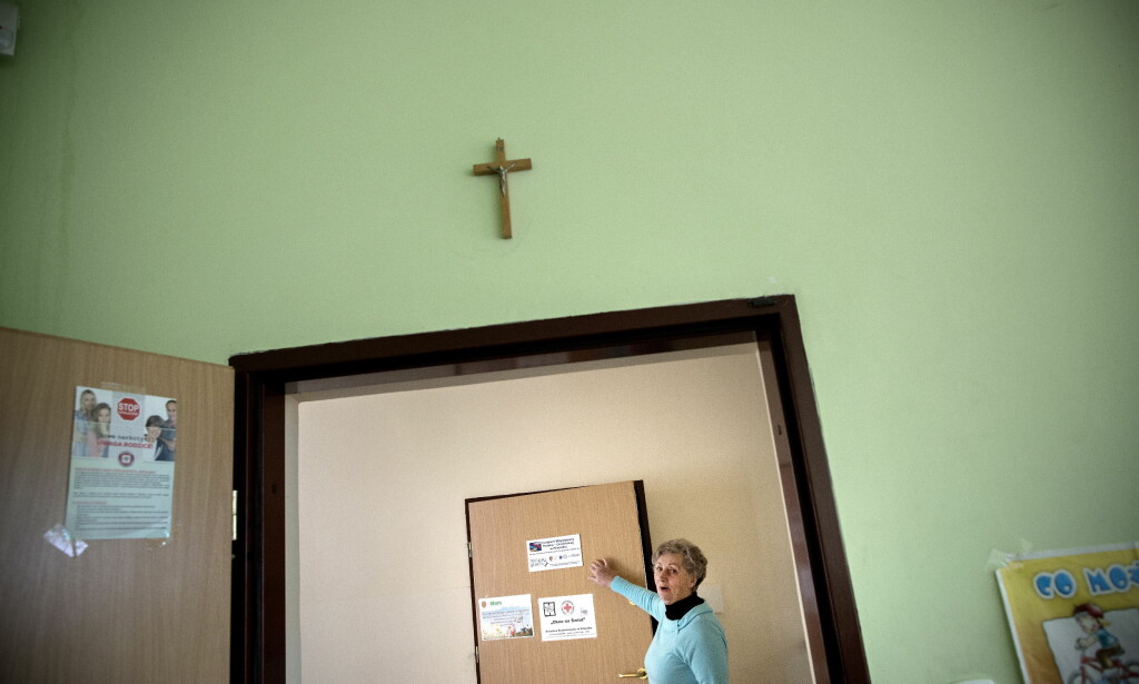 NORSK RUIN: - Jeg forstår fortsatt ikke. Hvorfor ga dere egentlig penger til noe sånt? Dere burde gitt det til fattige barn i stedet, sier Miroslawa (70). Foto: Tomm W. Christiansen/Dagbladet NORSK RUIN: - Jeg forstår fortsatt ikke. Hvorfor ga dere egentlig penger til noe sånt? Dere burde gitt det til fattige barn i stedet, sier Miroslawa (70). Foto: Tomm W. Christiansen/Dagbladet