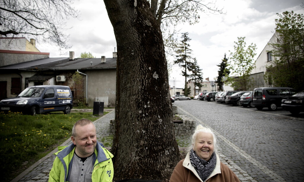 LER AV ORDFØREREN: - Ordføreren forsto ikke at pengene skulle gå til oss alle. Han trodde pengene gikk til ham alene, sier 75 år gamle Genowefa (til høyre), som vi møter i sentrum av Krasnik. Til venstre sitter sønnen Krzysztof. Foto: LER AV ORDFØREREN: - Ordføreren forsto ikke at pengene skulle gå til oss alle. Han trodde pengene gikk til ham alene, sier 75 år gamle Genowefa (til høyre), som vi møter i sentrum av Krasnik. Til venstre sitter sønnen Krzysztof. Foto:
