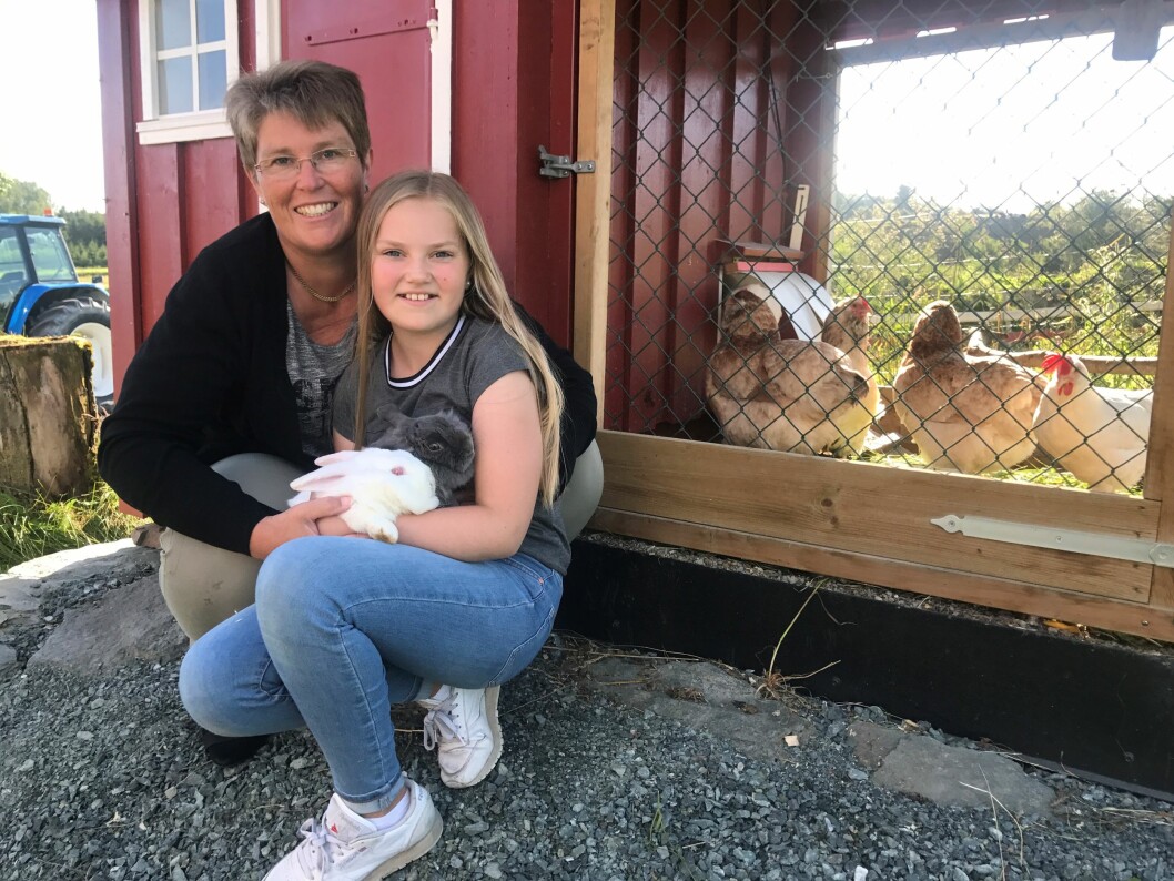TETT BÅND: – Mamma og pappa smører beina mine nesten hver kveld, og når uroen gjør at jeg våkner, masserer pappa meg om natten også, forteller Monica. Her med mamma Berit. Foto: Privat TETT BÅND: – Mamma og pappa smører beina mine nesten hver kveld, og når uroen gjør at jeg våkner, masserer pappa meg om natten også, forteller Monica. Her med mamma Berit. Foto: Privat