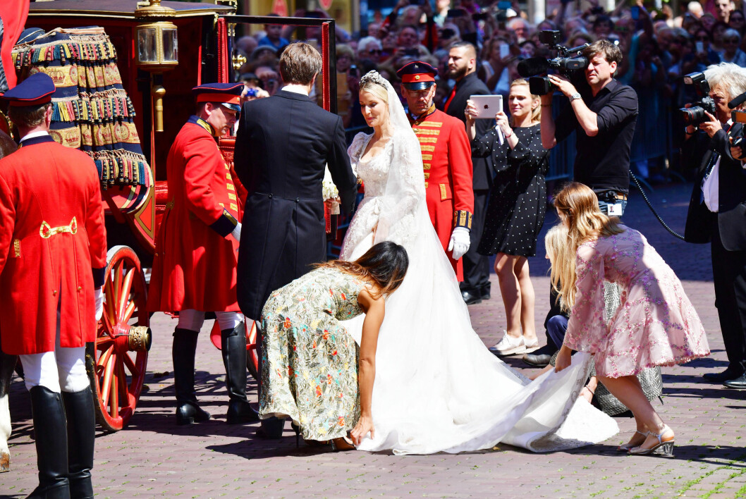 VAKKER BRUD: Ekaterina Malysheva fikk hjelp av ektemannens halvsøster prinsesse Alexandra av Hannover (i rosa kjole) da hun skulle inn i vognen som skulle ta henne og ektemannen til Marienburg slott hvor bryllupsmiddagen skulle holdes. Foto: NTB Scanpix VAKKER BRUD: Ekaterina Malysheva fikk hjelp av ektemannens halvsøster prinsesse Alexandra av Hannover (i rosa kjole) da hun skulle inn i vognen som skulle ta henne og ektemannen til Marienburg slott hvor bryllupsmiddagen skulle holdes. Foto: NTB Scanpix