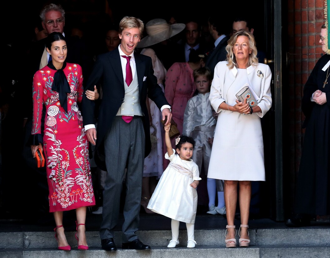 FAMILIE: Prins Christian av Hannover, brudgommens lillebror, med kjæresten Alessandra de Osma og sin mor Chantal Hochuli - som også er moren til brudgom Ernst August. Foto: NTB Scanpix FAMILIE: Prins Christian av Hannover, brudgommens lillebror, med kjæresten Alessandra de Osma og sin mor Chantal Hochuli - som også er moren til brudgom Ernst August. Foto: NTB Scanpix