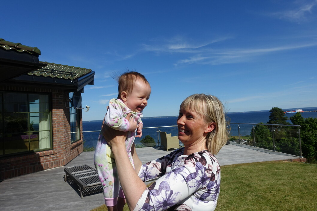 NYBAKT MAMMA: Marianne (42) med lille Helene på 5 måneder på armen. Foto: Merete Sillesen NYBAKT MAMMA: Marianne (42) med lille Helene på 5 måneder på armen. Foto: Merete Sillesen