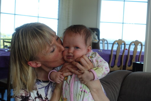 KOSER SEG MED BABY: - Jeg nyter tiden med Helene, sier Marianne til KK.no Foto: Merete Sillesen KOSER SEG MED BABY: - Jeg nyter tiden med Helene, sier Marianne til KK.no Foto: Merete Sillesen