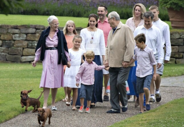FAMILIE: Dronning Margrethe og prins Henrik sammen med store deler av kongefamilien. Prins Frederik går bak sin far. Foto: AFP FAMILIE: Dronning Margrethe og prins Henrik sammen med store deler av kongefamilien. Prins Frederik går bak sin far. Foto: AFP