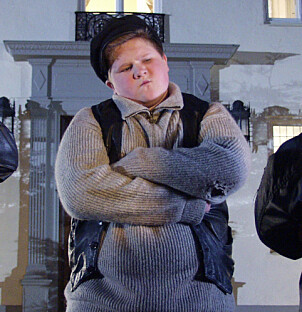 <strong>«SAKEN ER BIFF»:</strong> Biffen prøvde stadig å ødelegge for Egon, samtidig som han ville rappe kjæresten til Kjell, Valborg. Foto: Nordisk Film & TV <strong>«SAKEN ER BIFF»:</strong> Biffen prøvde stadig å ødelegge for Egon, samtidig som han ville rappe kjæresten til Kjell, Valborg. Foto: Nordisk Film & TV
