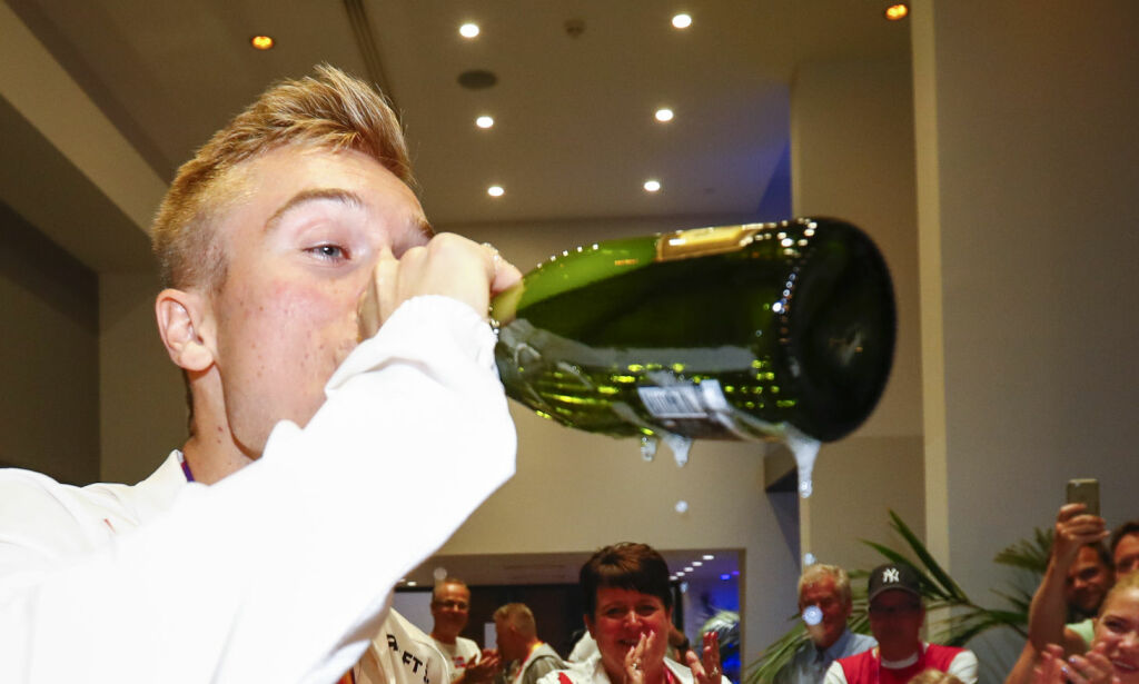 image: Full familiefest for bronsevinner Filip