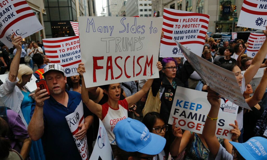 SINNE: Sinte demonstranter uten for Donald Trumps skyskraper i New York. Foto: AFP PHOTO SINNE: Sinte demonstranter uten for Donald Trumps skyskraper i New York. Foto: AFP PHOTO