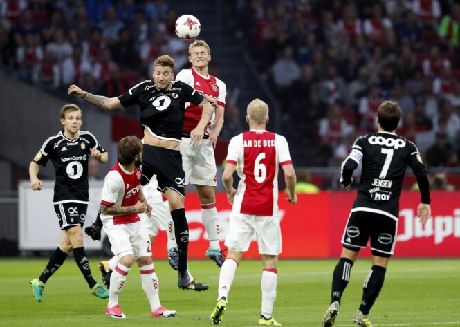 <strong>TØFFE TAK:</strong> Nicklas Bendtner var involvert i mange kriger og dueller med Ajax-forsvaret. Foto: NTB Scanpix <strong>TØFFE TAK:</strong> Nicklas Bendtner var involvert i mange kriger og dueller med Ajax-forsvaret. Foto: NTB Scanpix