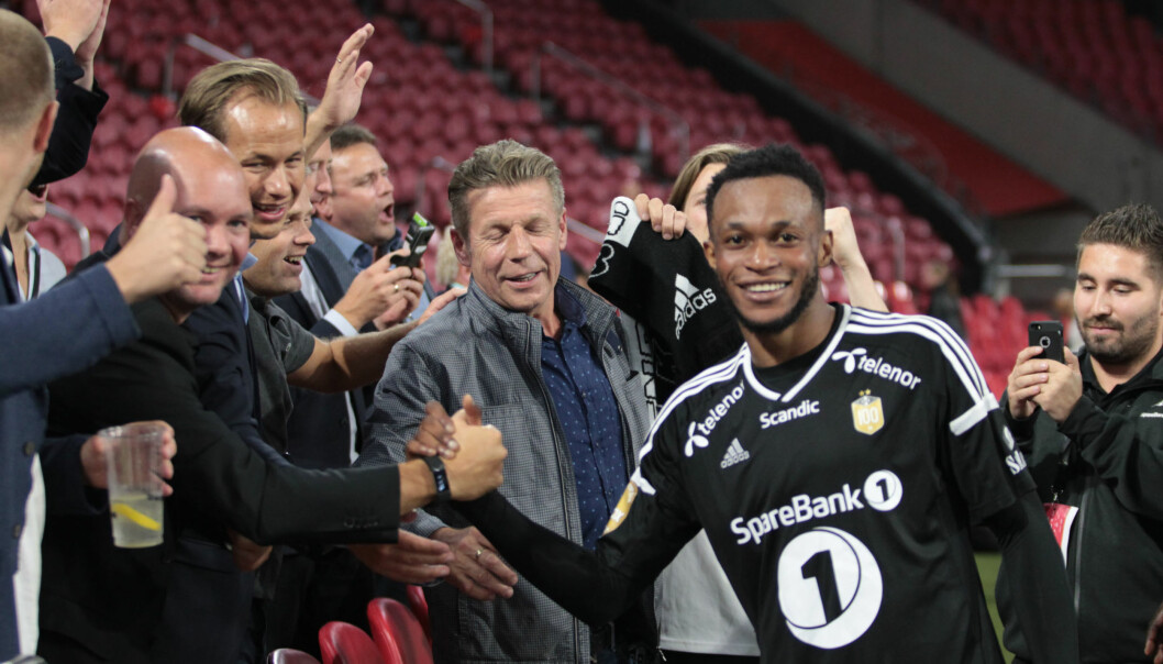<strong>HELT:</strong> Samuel Adegbenro ble den store helten for Rosenborg. Her hilser han på fornøyde tilskuere. Foto: NTB scanpix <strong>HELT:</strong> Samuel Adegbenro ble den store helten for Rosenborg. Her hilser han på fornøyde tilskuere. Foto: NTB scanpix