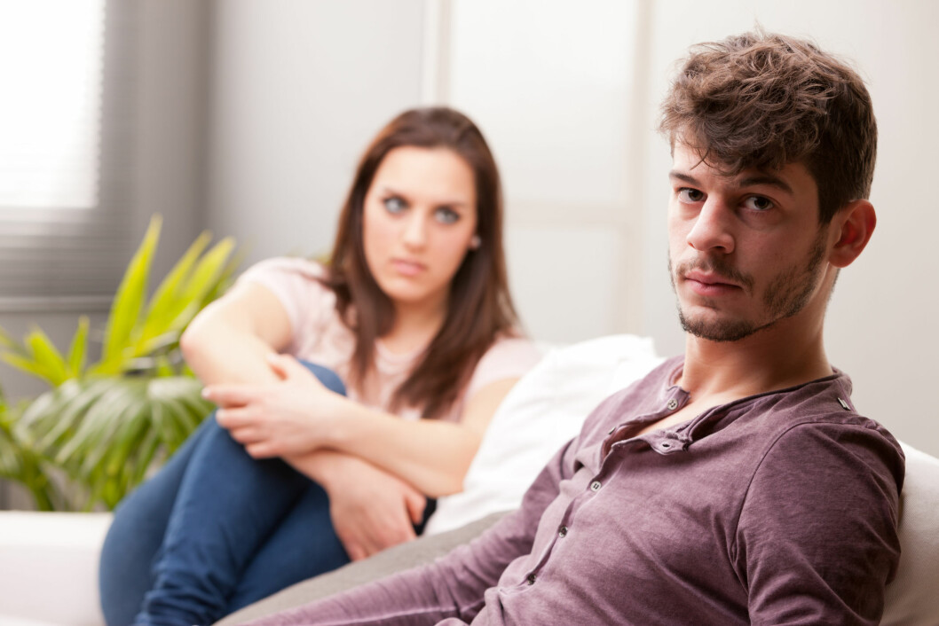 TEGN PÅ AT HAN lYVER: Fravær av øyekontakt er et klassisk tegn på at personen lyver. Foto: Giulio_Fornasar - Fotolia TEGN PÅ AT HAN lYVER: Fravær av øyekontakt er et klassisk tegn på at personen lyver. Foto: Giulio_Fornasar - Fotolia