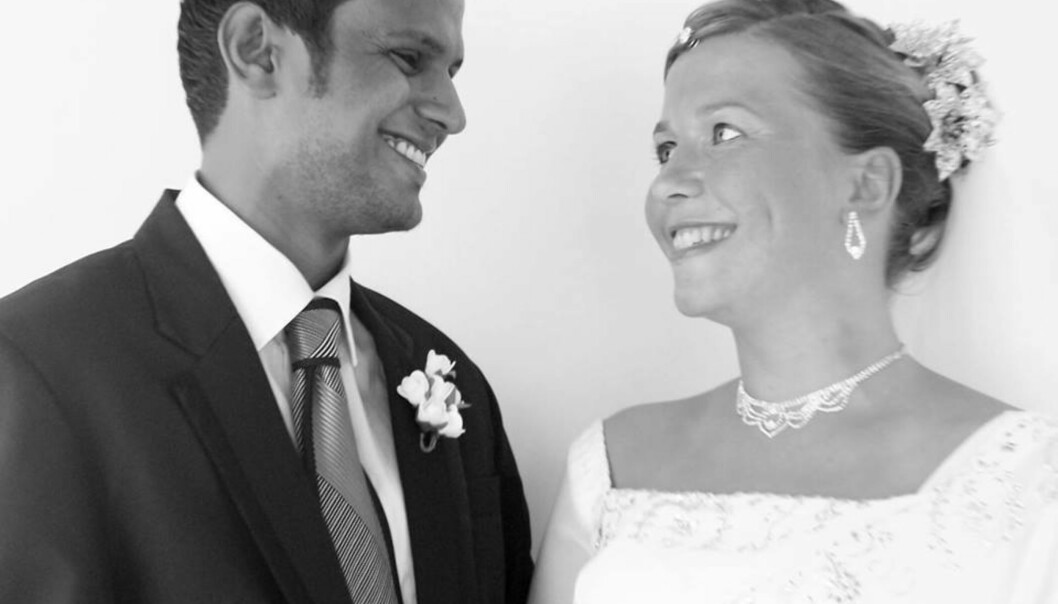 Møtte ektemannen på Sri Lanka: Merete og Dinesh giftet seg i 2013, og overrasket familie og venner med bryllupsbilde i posten. (Foto: Privat) Møtte ektemannen på Sri Lanka: Merete og Dinesh giftet seg i 2013, og overrasket familie og venner med bryllupsbilde i posten. (Foto: Privat)