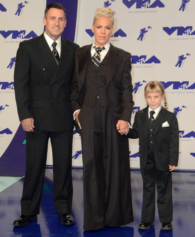 DRESS: Både Pink, ektemannen Carey og datteren Williow kom i dress på den røde løperen. Foto: Shutterstock DRESS: Både Pink, ektemannen Carey og datteren Williow kom i dress på den røde løperen. Foto: Shutterstock