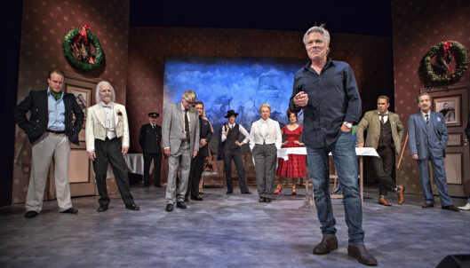 <strong>OSLO NYE TEATER:</strong> Regissør Kim Haugen foran «En tjener for to herrer»-ensemblet, som er Oslo Nyes store høstsatsing. Foto: Anders Grønneberg <strong>OSLO NYE TEATER:</strong> Regissør Kim Haugen foran «En tjener for to herrer»-ensemblet, som er Oslo Nyes store høstsatsing. Foto: Anders Grønneberg