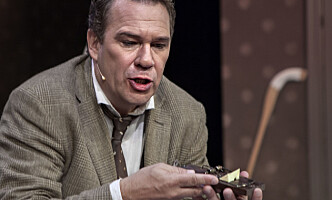 <strong>I MUSEFELLA:</strong> Den sultne Frank (Bjarte Hjelmeland) er desperat etter mat, og faller for ostestykket i musefella. Det går som det må gå... Foto: Anders Grønneberg <strong>I MUSEFELLA:</strong> Den sultne Frank (Bjarte Hjelmeland) er desperat etter mat, og faller for ostestykket i musefella. Det går som det må gå... Foto: Anders Grønneberg