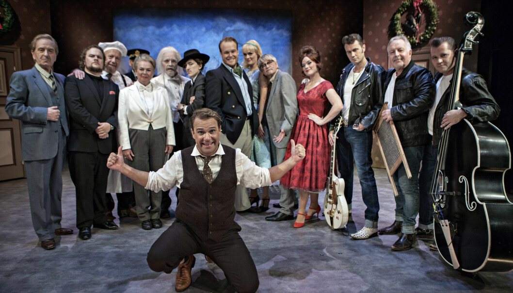 <strong>HELE GJENGEN:</strong> Bjarte Hjelmeland foran hele gjengen, på scenen ser vi Nils Vogt, Petter Vermeli, Ingvild Holthe Bygdnes, Henriette Faye-Schjøll, Trond Høvik, Siren Jørgensen, Sindre Postholm, Elias Holmen Sørensen, Karl Sundby, Kari-Ann Grønsund, Per Skjølsvik - bandet fra v. Zelimir Kulisic, Leif «Leffi» Osen og Roger Allan Ivin. Foto: Anders Grønneberg <strong>HELE GJENGEN:</strong> Bjarte Hjelmeland foran hele gjengen, på scenen ser vi Nils Vogt, Petter Vermeli, Ingvild Holthe Bygdnes, Henriette Faye-Schjøll, Trond Høvik, Siren Jørgensen, Sindre Postholm, Elias Holmen Sørensen, Karl Sundby, Kari-Ann Grønsund, Per Skjølsvik - bandet fra v. Zelimir Kulisic, Leif «Leffi» Osen og Roger Allan Ivin. Foto: Anders Grønneberg
