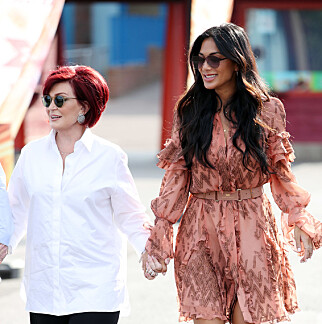 GODE VENNER: Nicole Scherzinger kan være seg selv rundt X-Factor-kollegaen Sharon Osbourne (64). Foto: NTB Scanpix GODE VENNER: Nicole Scherzinger kan være seg selv rundt X-Factor-kollegaen Sharon Osbourne (64). Foto: NTB Scanpix