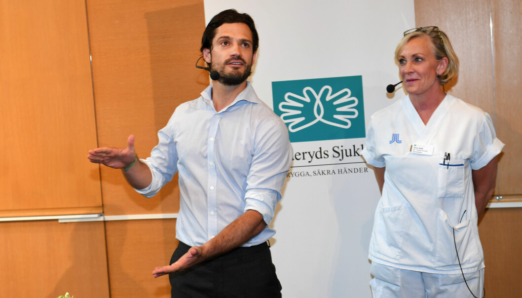 STOLT: Prins Carl Philip viste frem størrelsen på den nyfødte sønnen. Foto: NTB Scanpix STOLT: Prins Carl Philip viste frem størrelsen på den nyfødte sønnen. Foto: NTB Scanpix