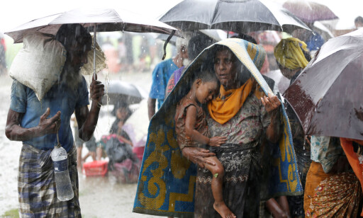PÅ VEI I TRYGGHET: Rohingya-flyktninger forsøker å unnslippe regnet med paraplyer og tepper, mens de håpefullt venter på å komme seg inn i nabolandet Bangladesh. Foto: Mohammed Ponir Hossain / Reuters / Scanpix PÅ VEI I TRYGGHET: Rohingya-flyktninger forsøker å unnslippe regnet med paraplyer og tepper, mens de håpefullt venter på å komme seg inn i nabolandet Bangladesh. Foto: Mohammed Ponir Hossain / Reuters / Scanpix