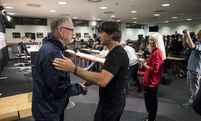 TOPPMØTE: Lars Lagerbäck hilste på Joachim Löw på pressekonferansen etter kampen. Han fikk muligens noen trøstens ord. Foto: Bjørn Langsem / Dagbladet TOPPMØTE: Lars Lagerbäck hilste på Joachim Löw på pressekonferansen etter kampen. Han fikk muligens noen trøstens ord. Foto: Bjørn Langsem / Dagbladet