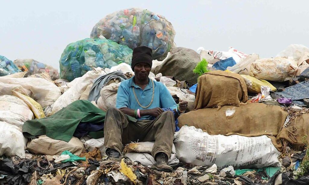 image: Åtte millioner tonn plast havner i havet hvert år. Nå går Afrika i bresjen for å gjøre noe med det