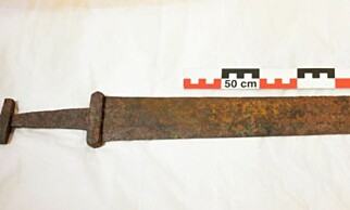 1 METER: Vikingsverdet ble tatt med til arkeologene, og ble målt til å være over en meter langt. Foto: Espen Finstad, Secrets of the Ice/Oppland Fylkeskommune 1 METER: Vikingsverdet ble tatt med til arkeologene, og ble målt til å være over en meter langt. Foto: Espen Finstad, Secrets of the Ice/Oppland Fylkeskommune