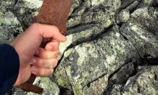 image: Jegeren Einar snublet over tusen år gammelt vikingsverd: - Helt uvirkelig